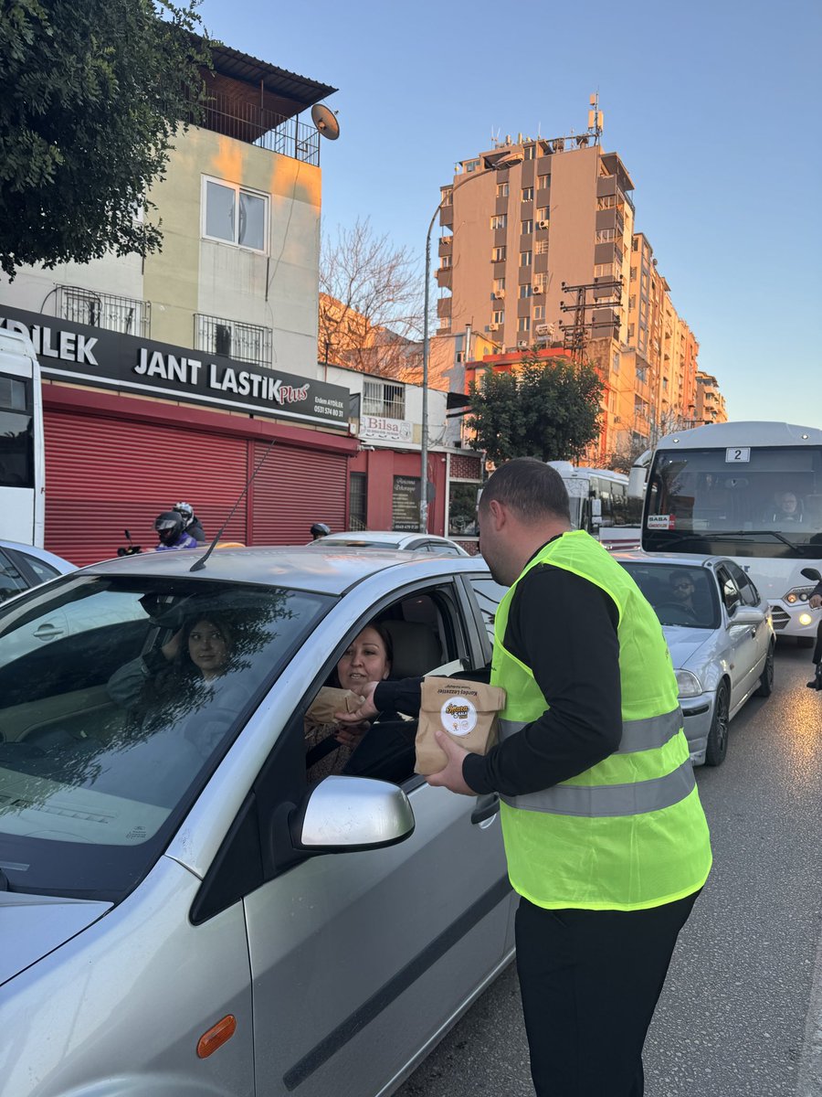 İlçe Gençlik Kolları Teşkilatımız ve Meclis Üyemiz Lütfi Gülter ile birlikte Ramazan ayının paylaşma ve dayanışma ruhunu yaşatmak amacıyla “İftara 5 Kala” programımızı gerçekleştirdik. Trafikte iftara yetişemeyen vatandaşlarımıza ikramlarımızı ulaştırarak Ramazan’ın bereketini ve