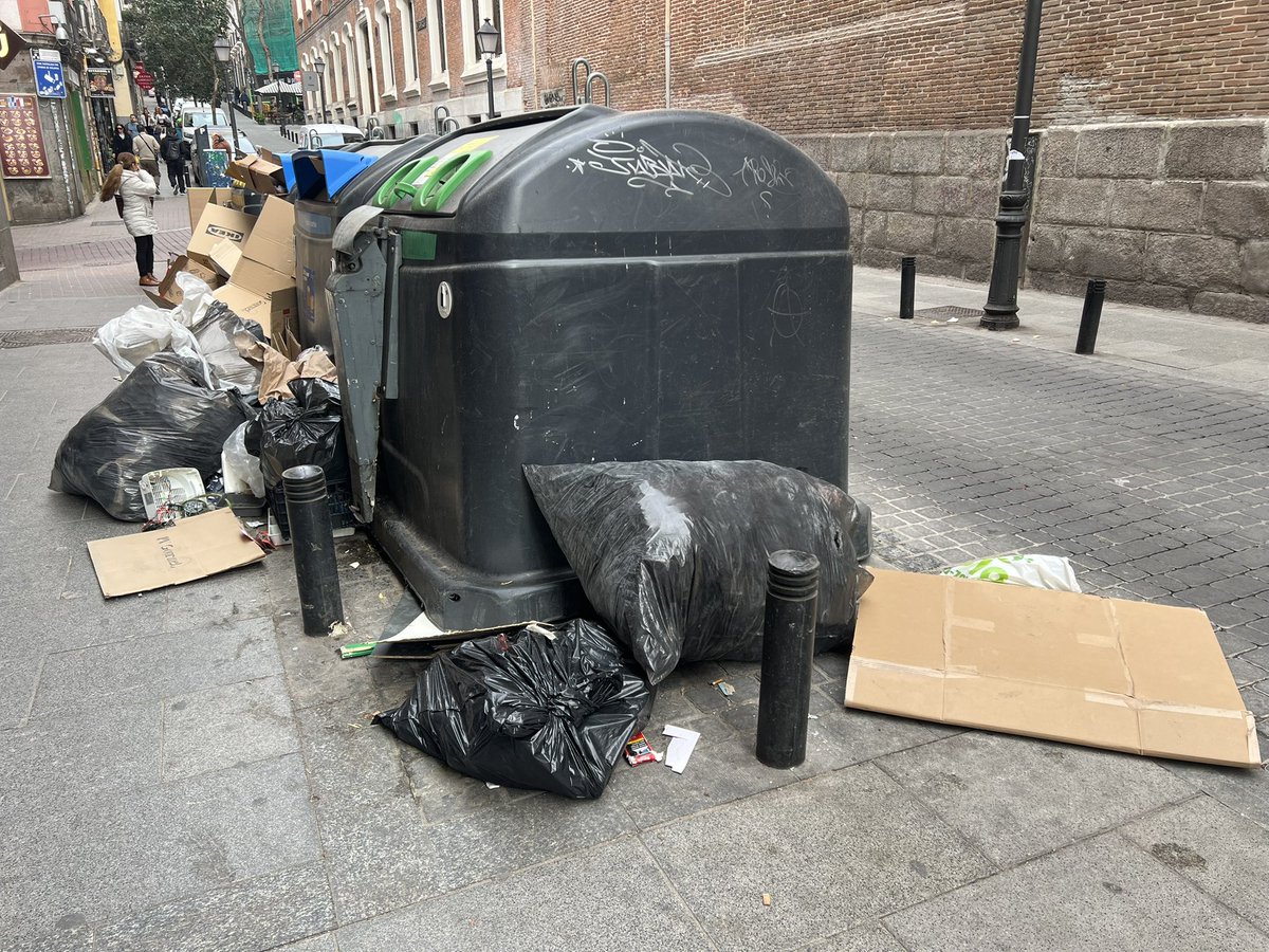 <a href="/AlmeidaPP_/">José Luis Martínez-Almeida</a> <a href="/Mtnezparamo/">José A Mtnez Páramo</a> <a href="/bcarabante/">Borja Carabante</a> <a href="/JMDCentro/">Distrito de Centro</a>
<a href="/seguragc/">Carlos Segura</a>
<a href="/MADRID/">Ayuntamiento Madrid</a> 
<a href="/ppmadrid/">PP Comunidad de Madrid</a> <a href="/HarturaBasura/">Hartura Basura</a> <a href="/Lineamadrid/">Línea Madrid</a> 
<a href="/telemadrid/">Telemadrid</a> Almeida Corredera Baja d San Pablo,33,35,árboles anegados d agua podrida+ mierda+ colillas+comida q huele fatal URGE LIMPIEZA tanto turismo es lo q hay+Vertederos