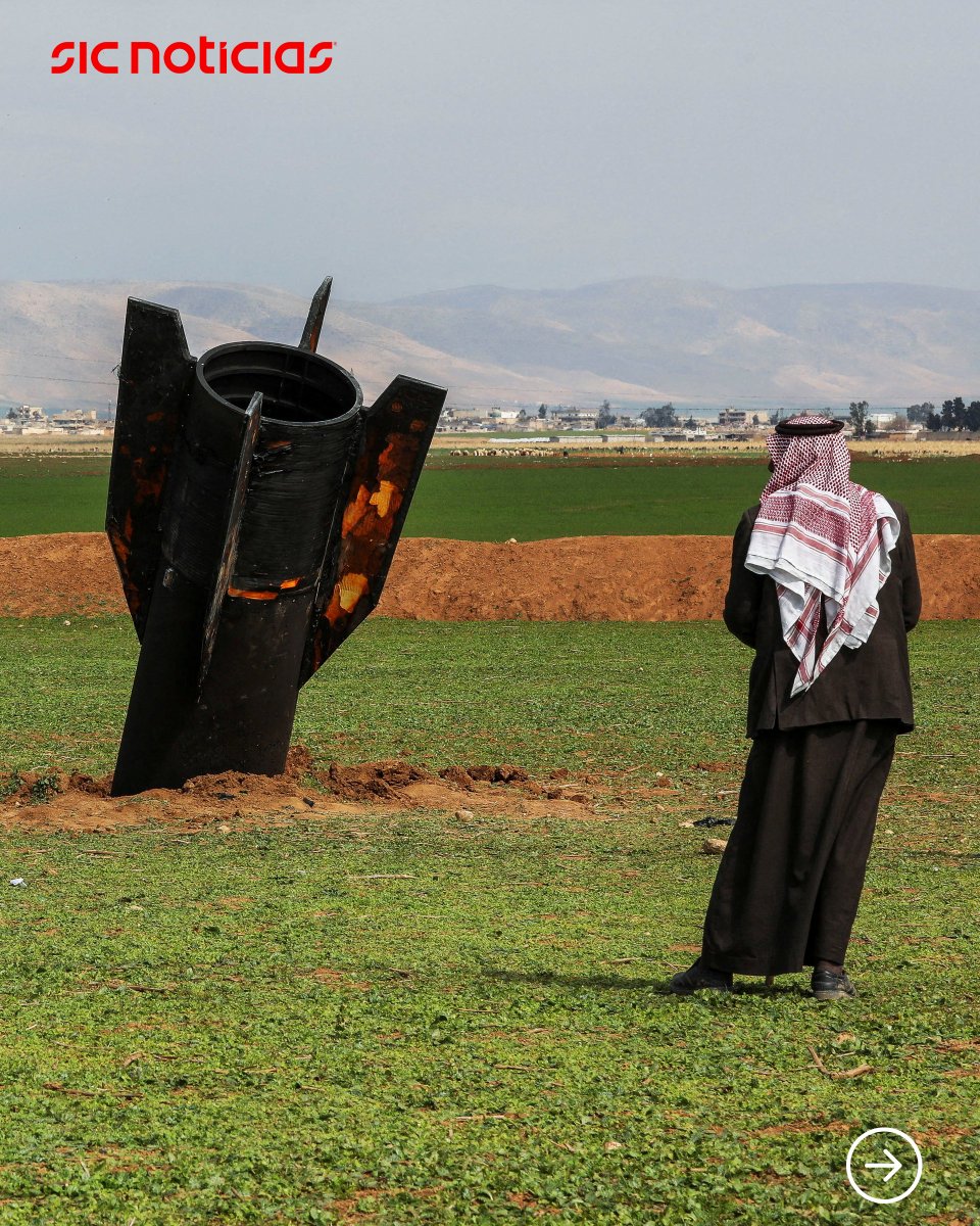 SICNoticias's tweet photo. Um míssil por explodir caiu junto ao aeroporto internacional de Qamishli, na Síria, despertando a curiosidade de crianças e pastores locais. 

Acompanhe tudo ao minuto em: https://t.co/gnrmNvSKLo

#missil #war #iran #usa #siria #internacional #mundo #guerra #news #sicnoticias https://t.co/kfm6HPEYOZ