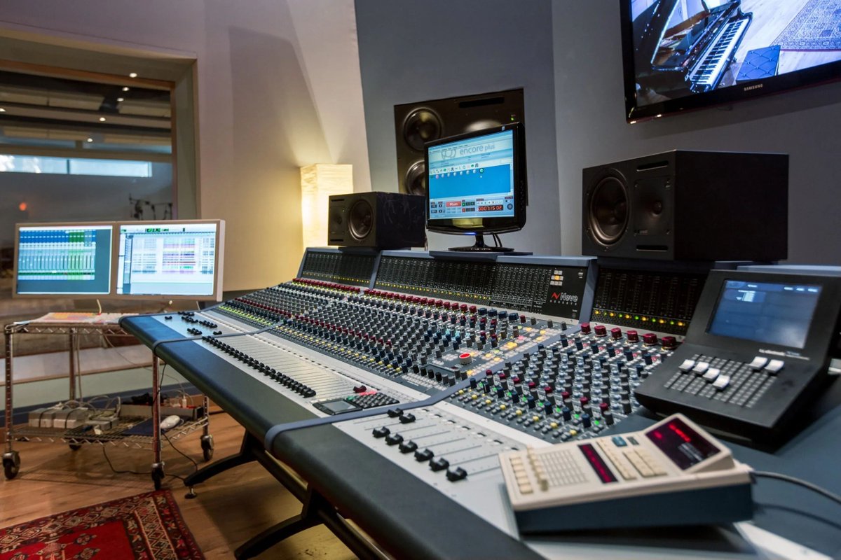 AMSNeveLtd's tweet image. Medusa Studio BCN - featuring one of Europe’s largest Genesys setups. 🔥 

#NeveSound #MedusaStudio #ProAudio