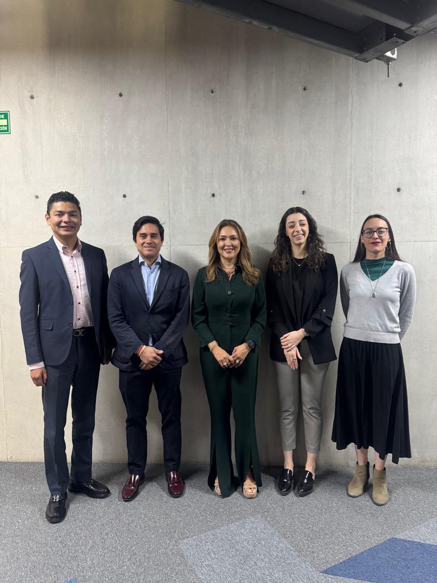 AMEXCID's tweet photo. Nos reunimos con el director de asuntos corporativos de @cemex 🇲🇽, @_ocastillo , para explorar sinergias 🔁que fortalezcan proyectos de desarrollo con enfoque sostenible 🌱y territorial .

Para la #AMEXCID es importante la suma de capacidades, experiencia y compromiso en la construcción de alianzas estratégicas que impulsan un futuro más conectado, incluyente y con mayores oportunidades para nuestras comunidades.