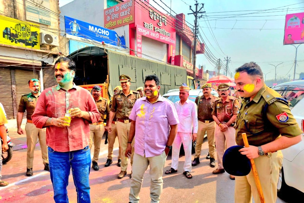 जिले के विभिन्न क्षेत्रों का भ्रमण कर आम नागरिकों के साथ गुलाल लगाकर होली खेली गई एवं होली पर्व की बधाई दी गई। इस दौरान अन्य अधिकारी/कर्मचारीगण भी उपस्थित रहे। <a href="/ChiefSecyUP/">S.P. Goyal, Chief Secretary, GoUP</a> <a href="/CMOfficeUP/">CM Office, GoUP</a> <a href="/InfoDeptUP/">Information and Public Relations Department, UP</a> <a href="/myogiadityanath/">Yogi Adityanath</a> <a href="/UPGovt/">Government of UP</a> #UPCM #sitapur