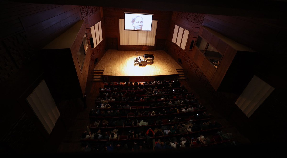 CeyhanDengin's tweet photo. Dün akşam Ahmed Adnan Saygun Sanat Merkezi’nde “Piyano’nun Kadınları” konserinde salonu dolduran, ilgisini eksik etmeyen tüm İzmirli sanatseverlere çok teşekkürler.
İzmir’de çalmak her zaman büyük mutluluk… https://t.co/TlFwHHQSJI
