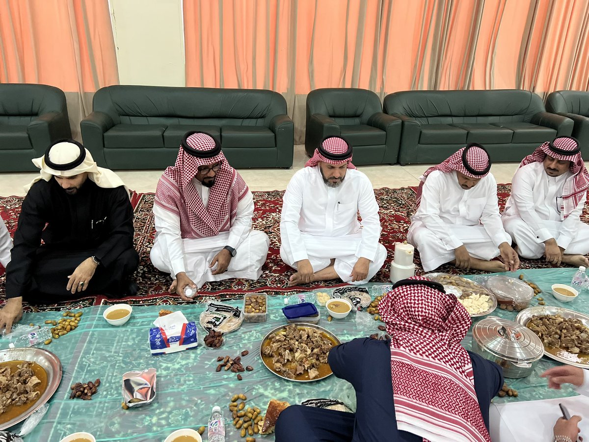 Alkamel_Mun's tweet photo. أقامت #بلدية_الكامل مائدة إفطار لمنسوبيها بحضور سعادة رئيس البلدية المهندس فهمي بن سليمان الغانمي  في أجواء رمضانية سادها التآخي والألفة https://t.co/44Roy4jXVs