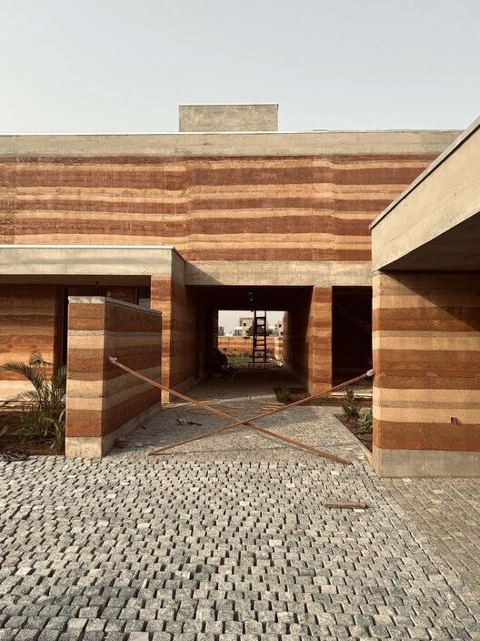 One thing I like and appreciate about rammed earth buildings (in addition to their thermal efficiency) is how they look like they’re rising out of the ground..

📍BAMA House by L'Africaine d'Architecture, Ghana.
