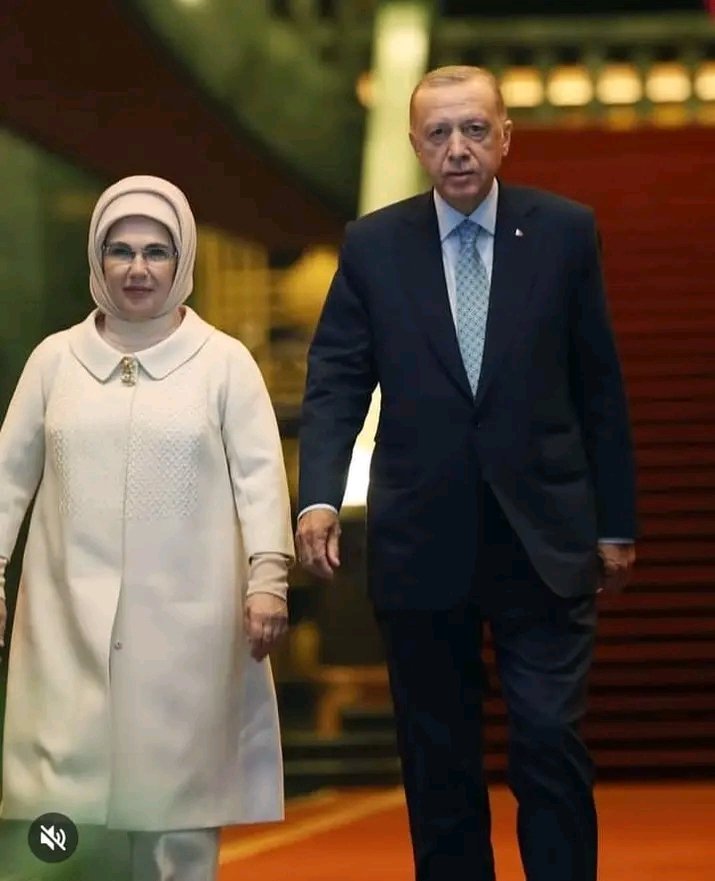 Erdogan049's tweet photo. لن نركع ما دام فينا نفسٌ ينبض باذن الله" 
على مرّ التاريخ كان هناك من حاول أن يحدّد لنا أعمارنا
 ومن وصفنا بالرجل المريض
 ومن ظنّ أنه قادر على اقتلاعنا من هذه الأرض.
كان هناك من حاول إسكات أذاننا وإنزال علمنا
 لكننا تركنا طموحاتهم تتحطم في صدورهم
{ يقصد المعارضة }
#الرياض_الان https://t.co/X3VGsoKo9L