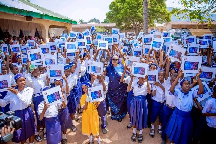 Other Senators will think that what they are holding here are books and nothing more. 

But where does Natasha see her own money? she love intimating her colleagues. 

How long has she been in the Senate?