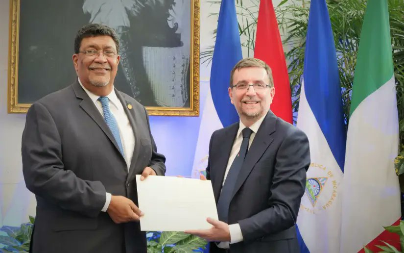 ItalyinNICA's tweet photo. En la Cancilleria de la Republica de Nicaragua, el Embajador Edoardo Pucci presentó las Copias de Estilo al Ministro de Relaciones Exteriores, Valdrack Ludwing Jaentschke Whitaker. Con el deseo de mantener y reforzar las relaciones de amistad entre Italia y Nicaragua.  🇮🇹🤝🇳🇮 https://t.co/GpPP9SUkR0