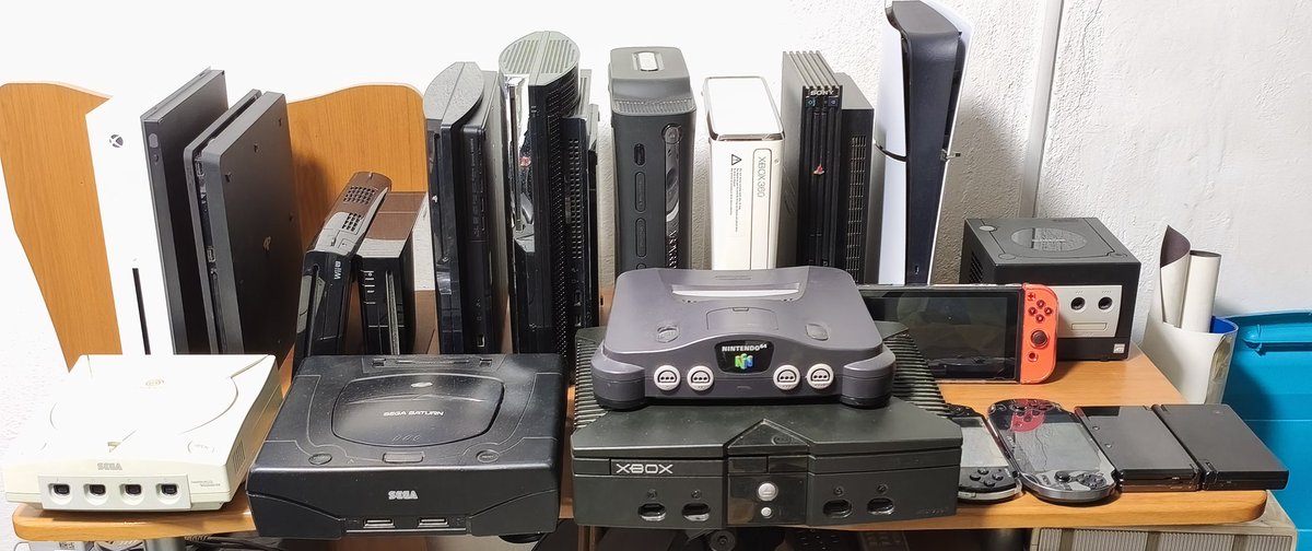 Foto de las consolas de videojuegos que se están empolvando xD

Quitando el PS5 y el xbox one, todas tienen modificaciones para jugar "backups": custom firmware, chips, ever drives, ODEs.

Todo lo que es más viejo si lo hago por emulación
