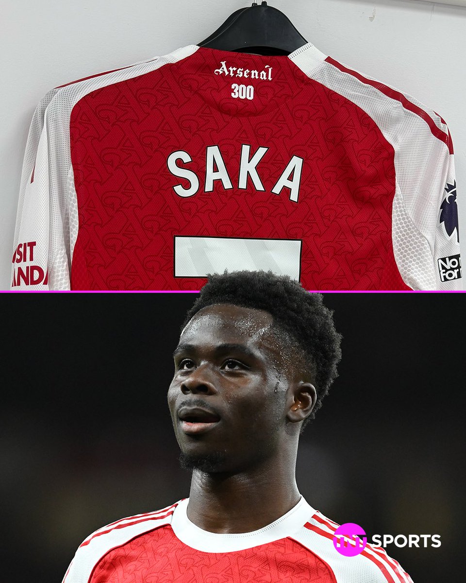 footballontnt's tweet photo. Bukayo Saka with a special shirt this evening to celebrate his 3️⃣0️⃣0️⃣th Arsenal game 💫 https://t.co/vJmD344HC7