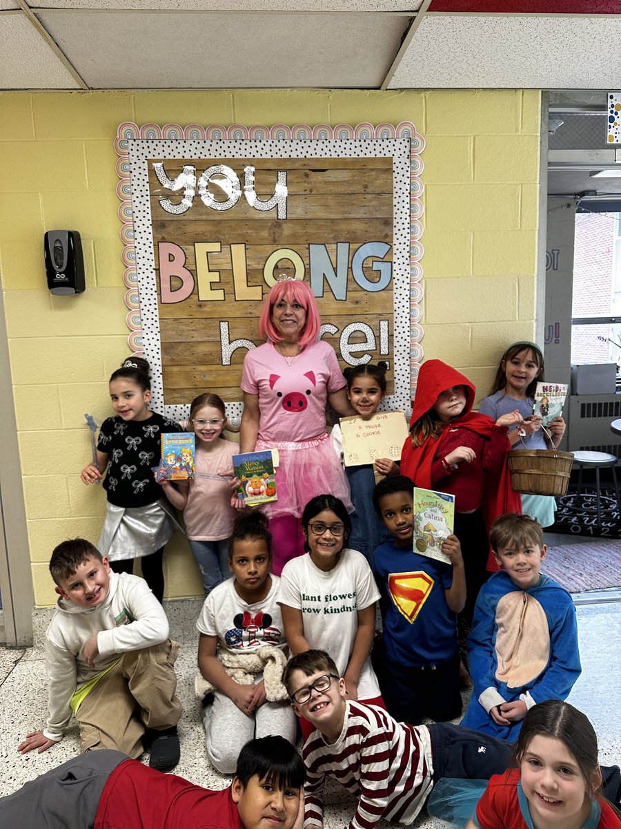 lisav127's tweet photo. Mercy loved meeting her book friends! Reading helps us fall in love with new friends that last a lifetime. @HowellTwpTauntn https://t.co/YqmP0d5nKl