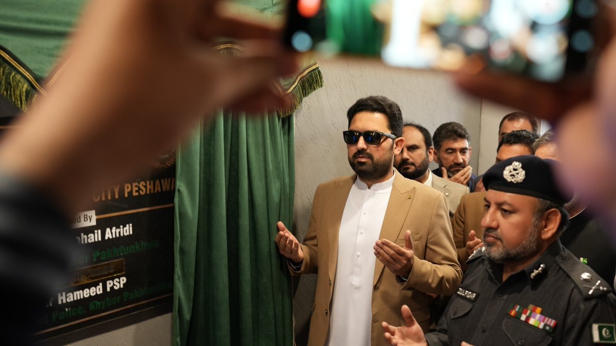 PTIOMardan's tweet photo. الحمدللہ، پشاور میں پاکستان کے جدید ترین سیف سٹی پراجیکٹ کا باقاعدہ آغاز کردیا گیا ہے
پشاور سیف سٹی میں نصب کیے جانے والے کیمرے 9 اور 12 میگا پکسل کے ہیں، جبکہ لاہور سیف سٹی میں 4 اور 8 میگا پکسل کے کیمرے استعمال کیے گئے ہیں۔
#CMKP #SohailAfridi #SafeCityProject #Peshawar https://t.co/acfzOkbmJZ