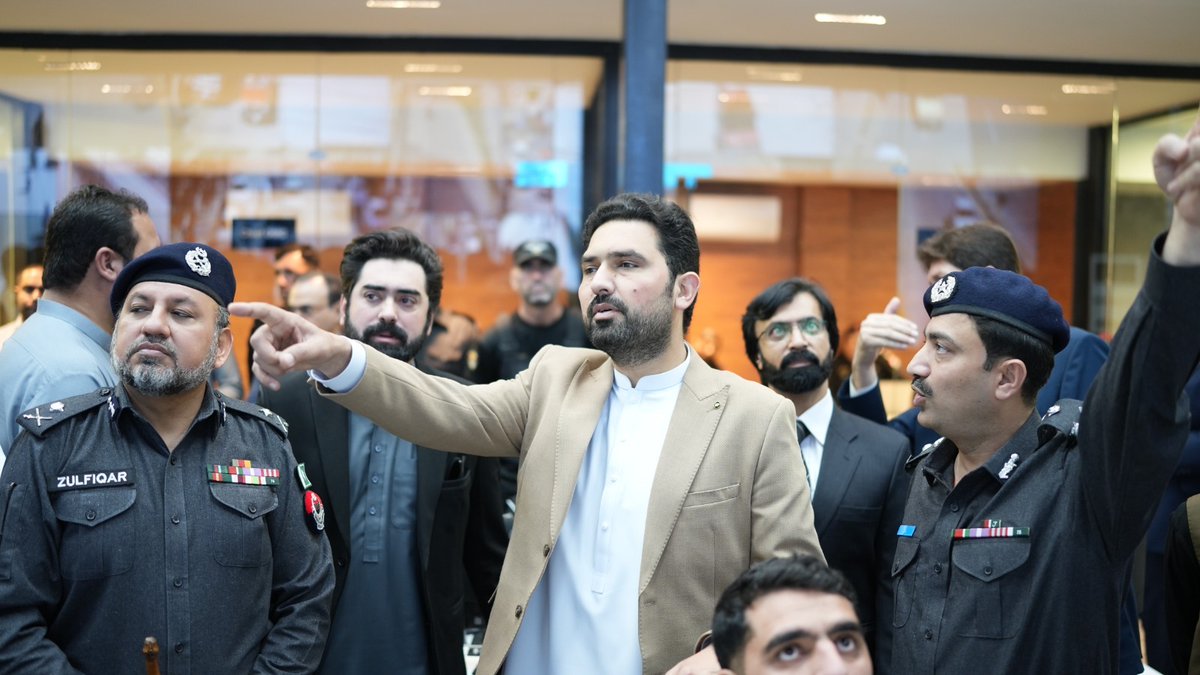 PTIOMardan's tweet photo. الحمدللہ، پشاور میں پاکستان کے جدید ترین سیف سٹی پراجیکٹ کا باقاعدہ آغاز کردیا گیا ہے
پشاور سیف سٹی میں نصب کیے جانے والے کیمرے 9 اور 12 میگا پکسل کے ہیں، جبکہ لاہور سیف سٹی میں 4 اور 8 میگا پکسل کے کیمرے استعمال کیے گئے ہیں۔
#CMKP #SohailAfridi #SafeCityProject #Peshawar https://t.co/acfzOkbmJZ