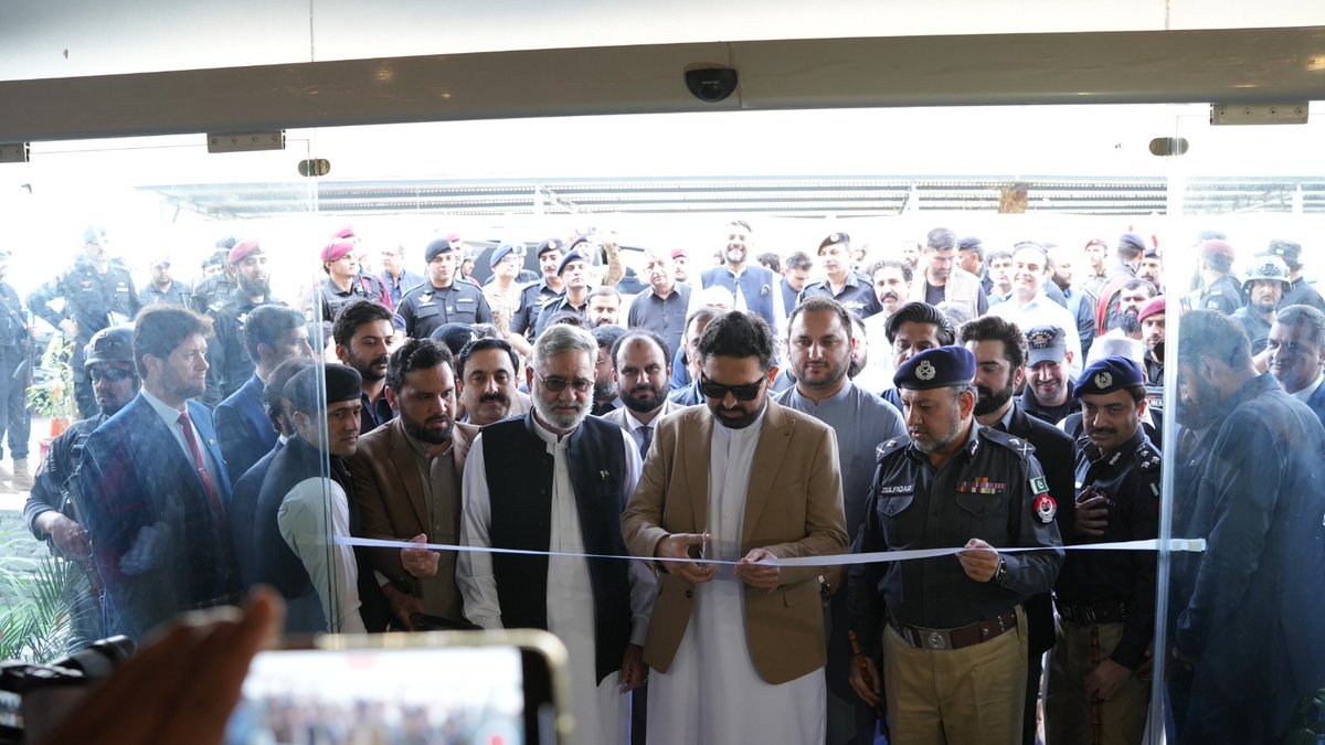 PTIOMardan's tweet photo. الحمدللہ، پشاور میں پاکستان کے جدید ترین سیف سٹی پراجیکٹ کا باقاعدہ آغاز کردیا گیا ہے
پشاور سیف سٹی میں نصب کیے جانے والے کیمرے 9 اور 12 میگا پکسل کے ہیں، جبکہ لاہور سیف سٹی میں 4 اور 8 میگا پکسل کے کیمرے استعمال کیے گئے ہیں۔
#CMKP #SohailAfridi #SafeCityProject #Peshawar https://t.co/acfzOkbmJZ