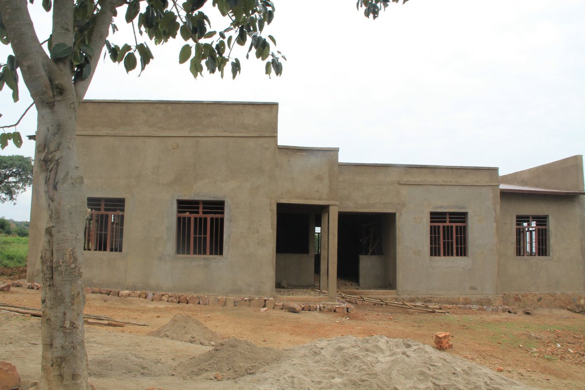 PButanyerera's tweet image. 8/8 La mission s’est clôturée par une visite des chantiers des bureaux de zones afin d’évaluer l’état d’avancement des travaux, et par un appel aux responsables administratifs à servir les citoyens avec intégrité, diligence et sens élevé de l’intérêt public. #Busoni #Burundi