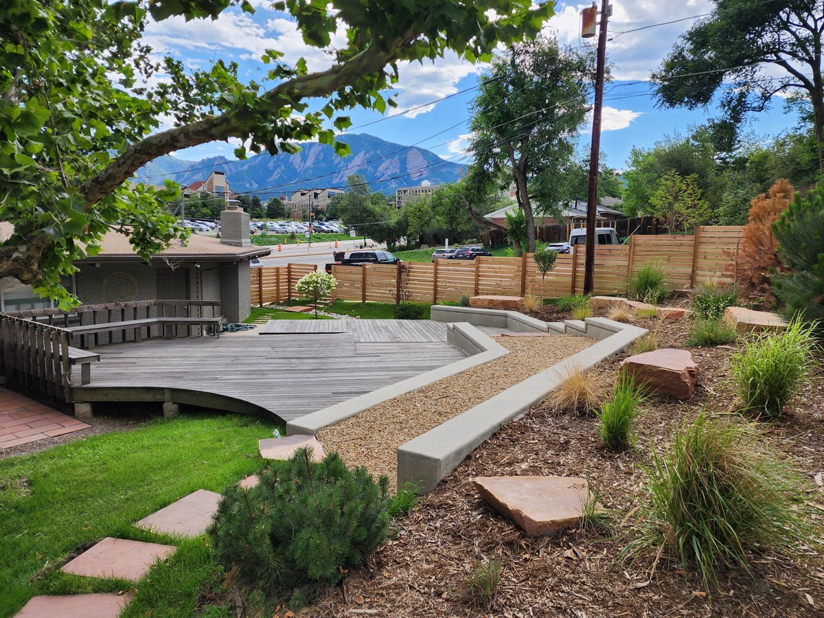 303fence's tweet image. "🏡 Stepping up your curb appeal! Check out this classic horizontal picket fence perfectly following the slope of this backyard. Simple, elegant, and a little different from the usual. #FencingDesign #BackyardGoals #HorizontalPicket #ResidentialFence #303Fence ✨"
