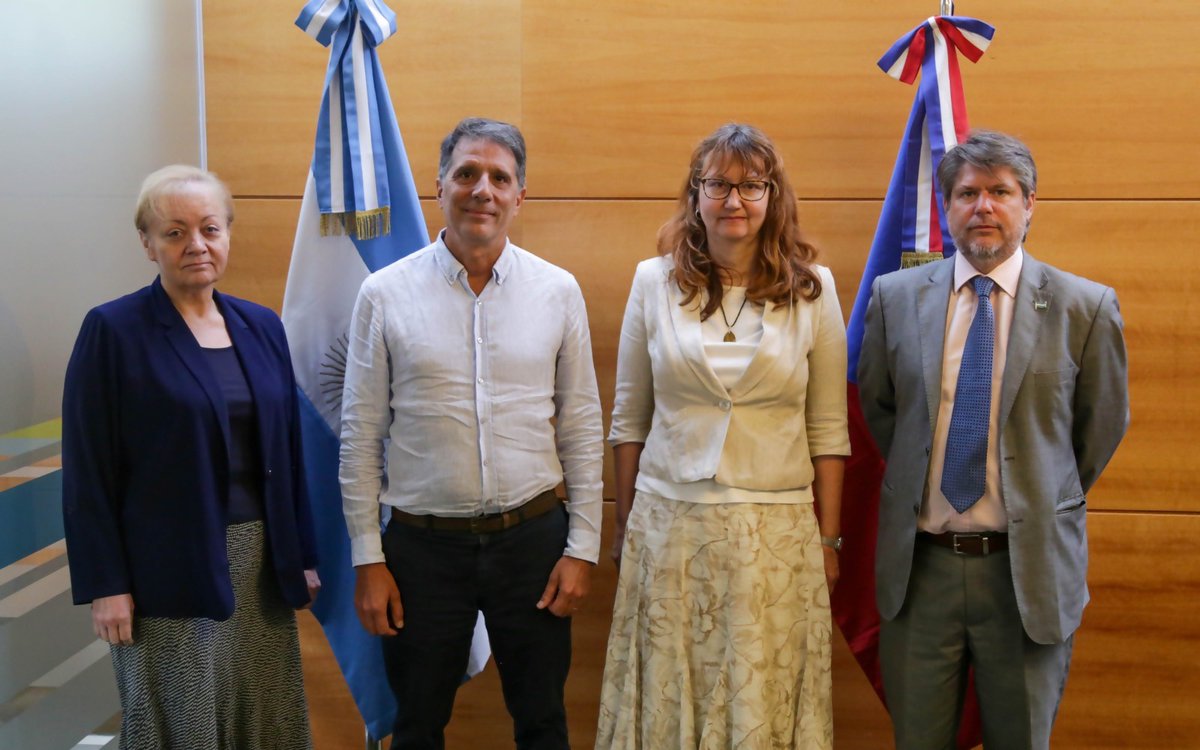 La Embajadora Jarmila Povejšilová y el Subsecretario de Ciencia y Tecnología José Luis Acevedo trataron las posibilidades de proyectos conjuntos de ciencia y tecnología.