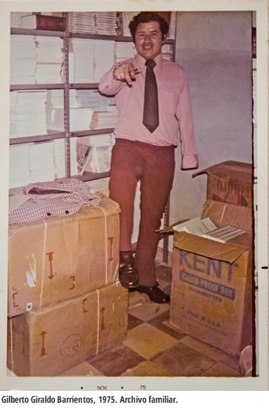 UniversoCentro's tweet photo. Gilberto Giraldo Barrientos, más conocido como el Mocho, pasó de vender aguacates y cargar bultos a liderar un imperio editorial con presencia en más de diez ciudades y contacto directo con los más prestigiosos sellos del continente, además de una exitosa estrategia de edición y venta de libros esotéricos piratas que lo llenó de billete. Sin embargo, su fortuna y su reputación desaparecieron por culpa de un adversario inesperado: el editor de confianza de Gabriel García Márquez. 

"El Mocho Giraldo, un ejemplar original" es una de nuestras historias sobre #CaramelosEscasos. Lea sobre el ascenso y la caída del "Pablo Escobar de los libros" aquí: https://t.co/8piDmyznOO 
#MDE350