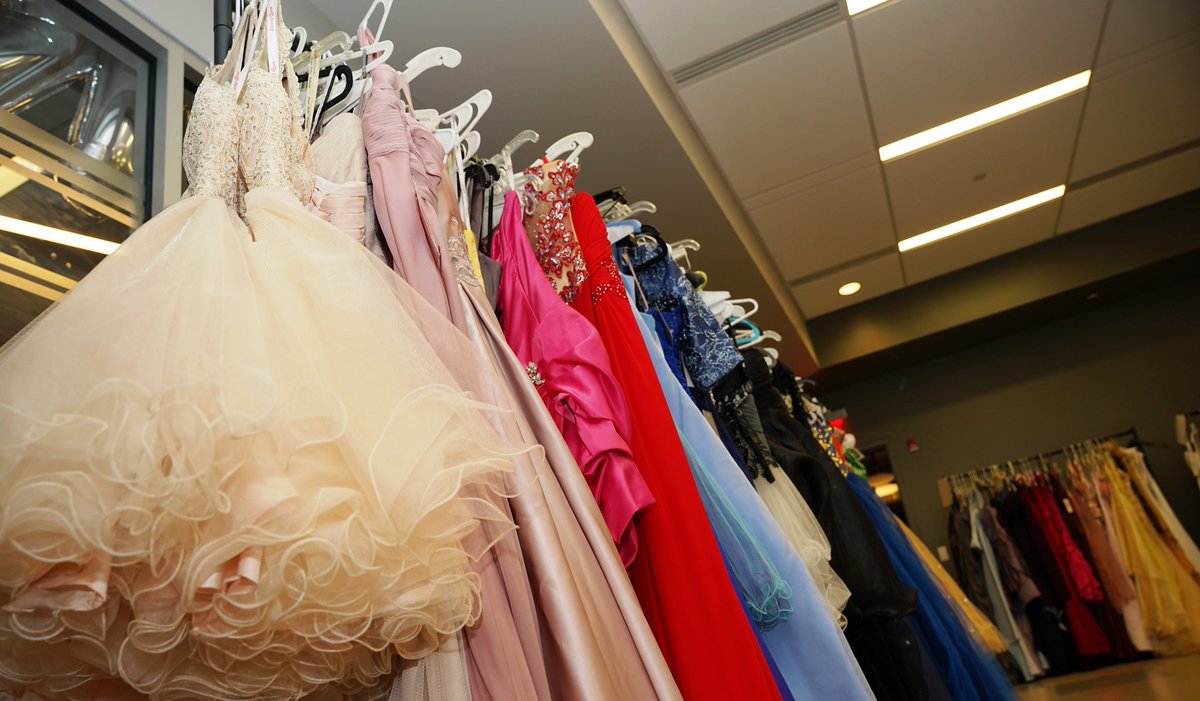 QPLNYC's tweet image. Do you have an old #prom dress, tuxedo, or other formal wear taking up space in your closet? 
Please donate your formal wear for our 3rd annual QPL Prom Attire Giveaway! 
Learn More: queenslibrary.org/about-us/news-… 
#QPLTeens
