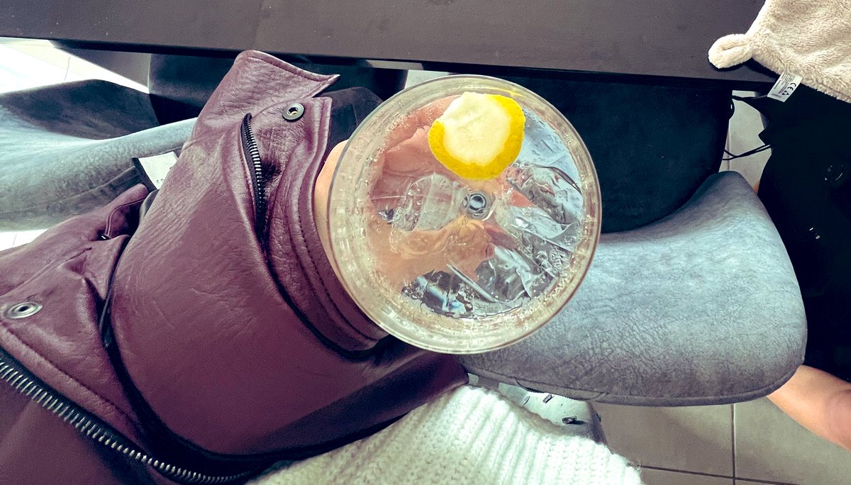 a minha namorada ofereceu me gin, eu sinto me a pessoa mais sortuda da terra