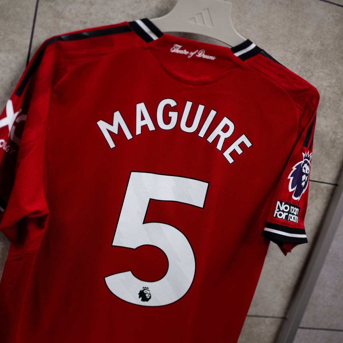 ManUtd's tweet photo. Reds on the road 🛣️❤️‍🔥

Get up to 60% off our home kit on United Store 📲