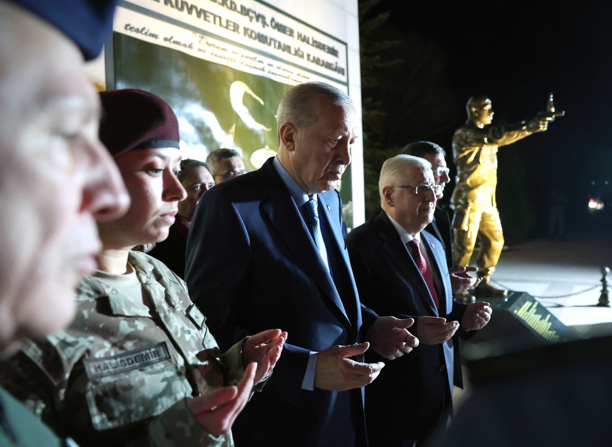 Bu akşam iftarımızı Türk Silahlı Kuvvetlerimizin kıymetli mensuplarıyla, Özel Kuvvetler Komutanlığımızın yiğit serdengeçtileriyle, sevgili Mehmetçiklerimizle yaptık. 🇹🇷

Devletimizin bekasını ve milletimizin güvenliğini temin amacıyla vatanımızın dört bir köşesinde canı pahasına