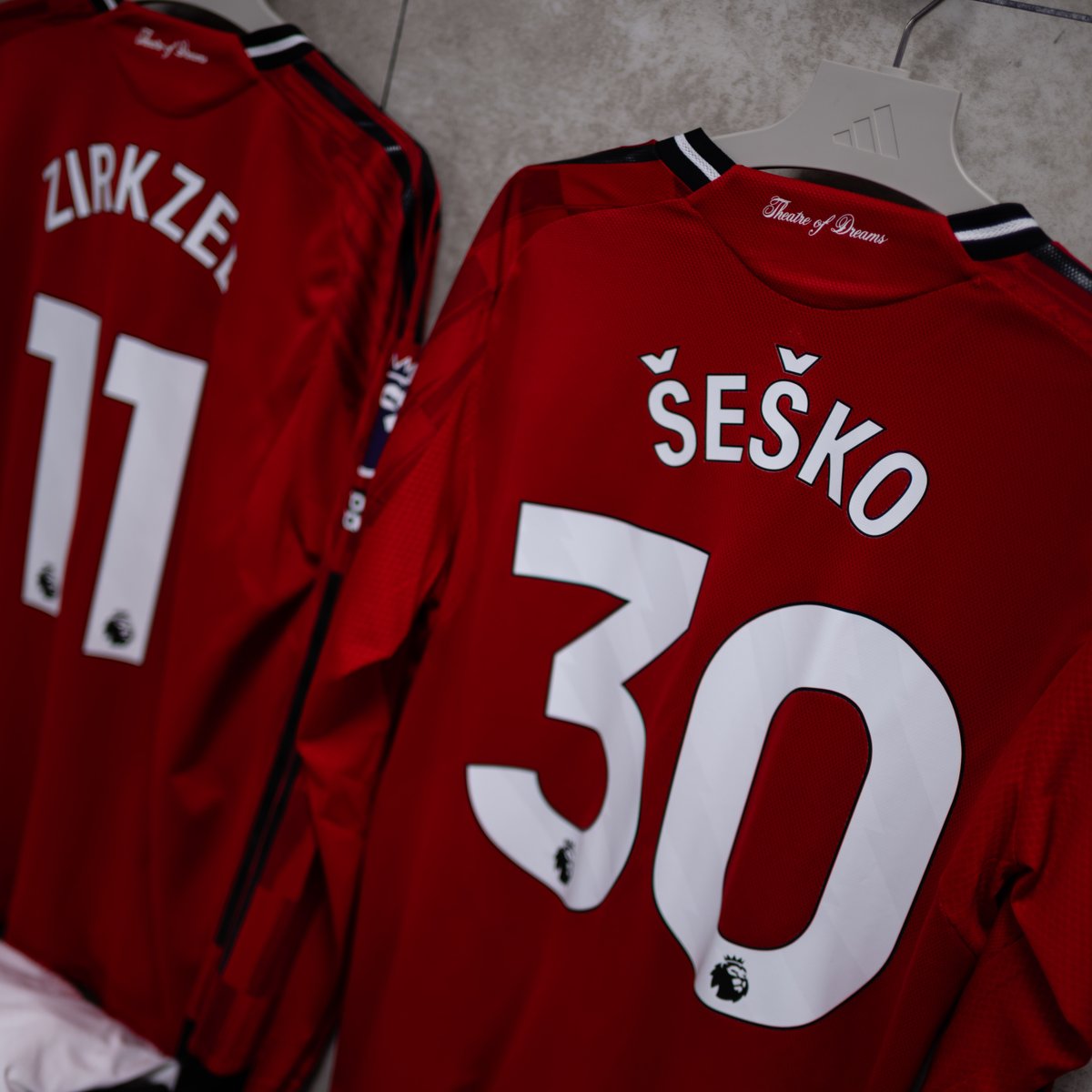 ManUtd's tweet photo. Reds on the road 🛣️❤️‍🔥

Get up to 60% off our home kit on United Store 📲