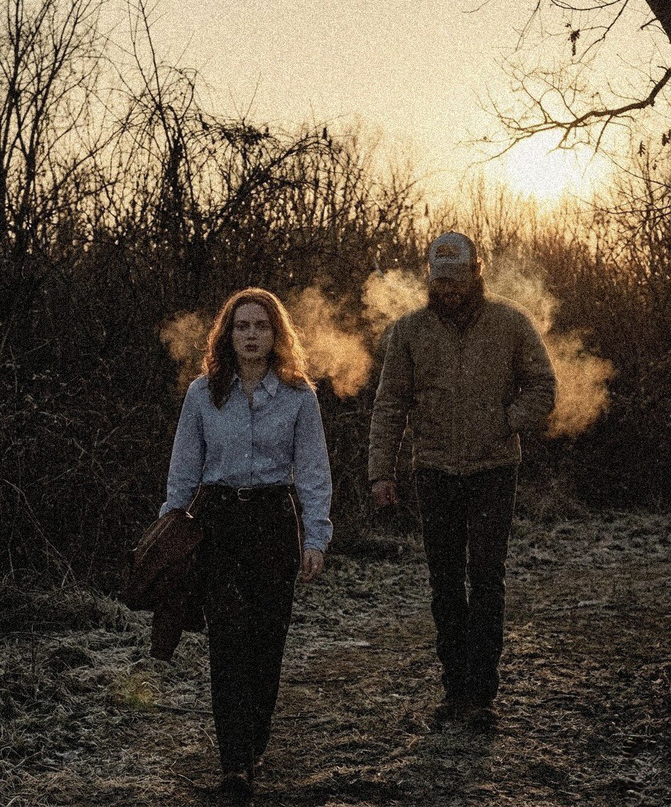 “𝐀𝐜𝐞𝐫𝐛𝐨”.

𝑏𝑦: <a href="/drauvion/">Dorian Cargill</a> 

Dorian no volvió a mirar el papel. No porque dudara. Sino porque ya no era necesario. “Amelia Cargill”.
El apellido no le pesaba a ella. Le pesaba a él.
Condujo de regreso al rancho sin hablar. La brecha parecía más estrecha que de costumbre. El