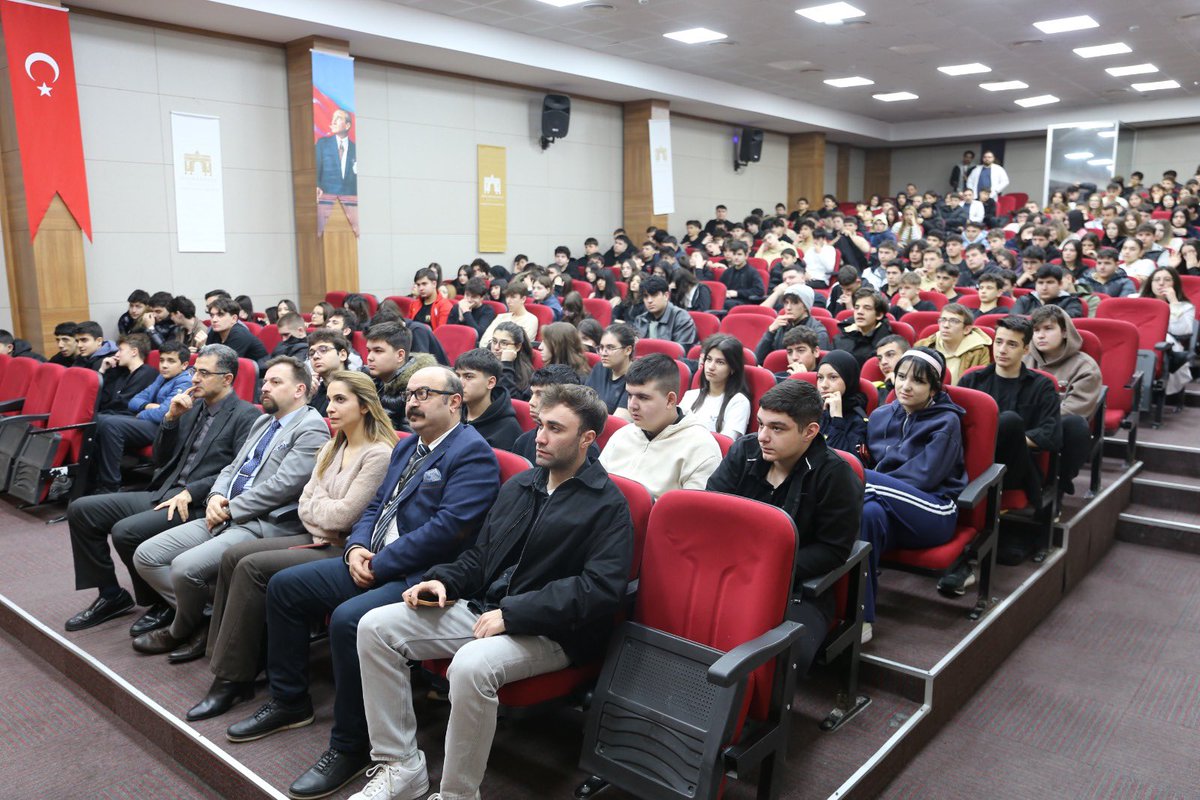 treminozmen's tweet photo. Uçak Bakımında Doğru Eğitim, Doğru Kariyer

Dolmabahçe Havacılık Lisesi’nde öğrencilerimizle bir araya gelerek havacılık sektöründe doğru eğitim yolculuğunun kariyer üzerindeki etkilerini konuştuğumuz verimli bir program gerçekleştirdik.

Meslek lisesinden başlayan, sahada geçen yıllarla şekillenen ve lisanslı uçak teknisyenliği deneyiminden akademiye uzanan kendi mesleki yolculuğumu; havacılıkta disiplin, sorumluluk, sürekli öğrenme ve doğru kariyer planlaması perspektifinde öğrencilerimizle paylaşma fırsatı bulduk.

Havacılık sektörü; disiplin, sabır ve ciddi bir sorumluluk bilinci gerektirir. Bu nedenle gençlerimizin mesleklerini seçerken gerçekçi bir bakış açısına sahip olmaları büyük önem taşıyor. Program boyunca öğrencilerimizin yönelttiği sorular ve gösterdikleri ilgi, havacılığa olan motivasyonlarının ne kadar güçlü olduğunu bir kez daha ortaya koydu.

Gençlerimizin kariyer yolculuklarına küçük de olsa katkı sunabilmek benim için büyük bir mutluluk.

Nazik davetleri ve misafirperverlikleri için Dolmabahçe Havacılık Lisesi yönetimine, kıymetli öğretmenlerimize ve değerli öğrencilerimize teşekkür ederim.
@LeventUysalNEV