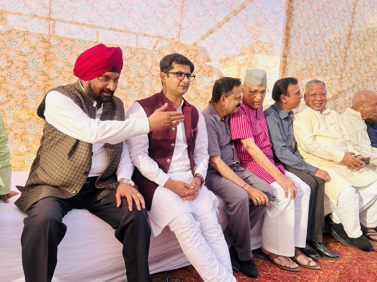 आज जीमखाना मैदान में आयोजित होली मिलन समारोह में शहर के अनेक प्रतिष्ठित एवं समाजसेवी व्यक्तियों ने सहभागिता की तथा एक-दूसरे को होली की मंगलकामनाएं प्रेषित करते हुए सौहार्द, भाईचारे एवं सामाजिक एकता को सुदृढ़ करने का संदेश दिया।
इस अवसर पर मुख्य अतिथियों के रूप में डॉ० लक्ष्मीकांत