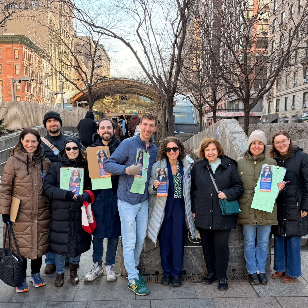 The best part of petitioning? Neighbors stopping us on the street to sign and ask how they can help. The momentum is building. 

Join us for a shift and help get on the ballot: 
mobilize.us/stephanieruska…