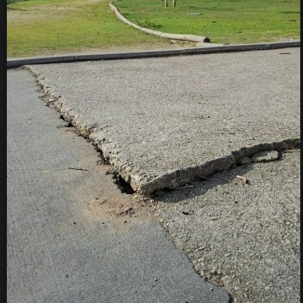 JuntosLegaNorte's tweet photo. Las aceras de #LeganésNorteCastigado presentan fisuras de 6 cm, con el consiguiente riesgo para la seguridad de los vecinos.

Mientras tanto, el Gobierno de #Leganés se deja fondos del presupuesto 2025 sin ejecutar.

#DiscriminaciónInstitucional

@ppleganes
@UnionporLeganes https://t.co/hThqFdOPvT