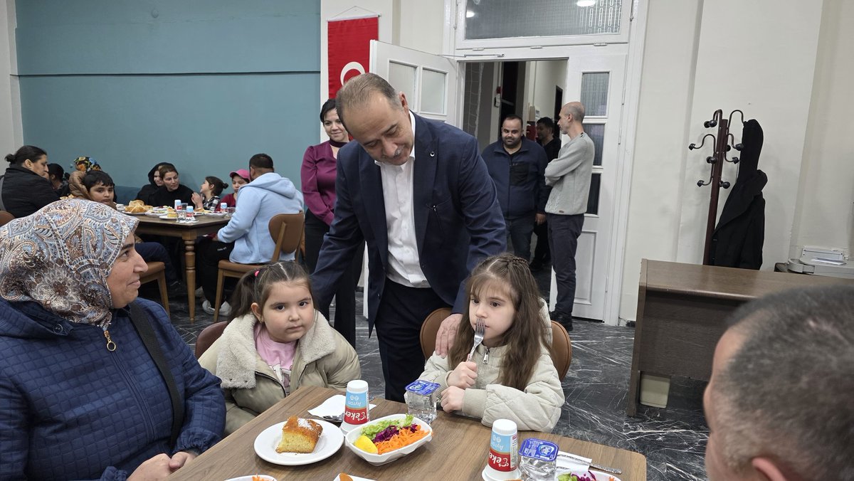Bnd_Kaymakamlik's tweet photo. Kaymakamımız @engin_aksakal, ebeveynlerini kaybeden sevgili çocuklarımız ve yakınları ile iftar yemeğinde bir araya geldi.🌙 https://t.co/bAdkTb56cY