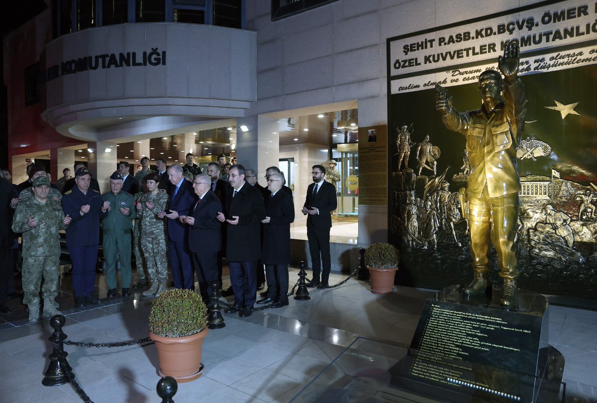 Cumhurbaşkanımız Sayın Recep Tayyip Erdoğan, Özel Harekat Komutanlığı’nda Ömer Halisdemir’in şehit düştüğü noktada bulunan anıtın önünde dua etti.