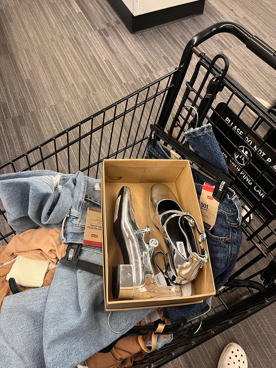 Hssfdfd's tweet photo. Since coming to the United States, these kinds of stores have become my favorite. I love the feeling of gold hunting. Even though I may not find anything, browsing around is really relaxing! https://t.co/2yNeF3tggo