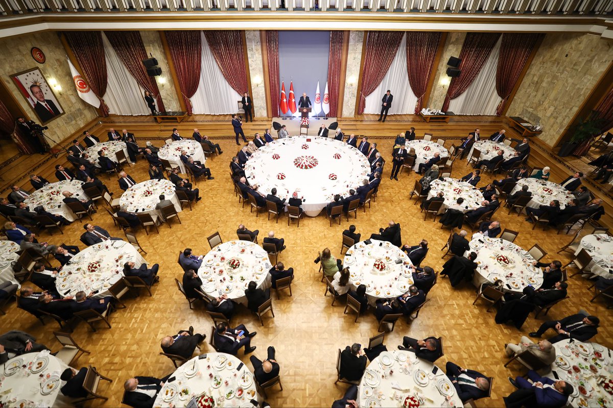 Sivil toplum kuruluşlarımızın kıymetli temsilcileriyle Gazi Meclisimizde iftar sofrasında bir araya geldik.

Terörsüz Türkiye hedefiyle yürüdüğümüz bu tarihi süreçte; birliğimiz, dirliğimiz ve kardeşliğimiz için verdiğiniz destek ve emek için her birinize gönülden teşekkür