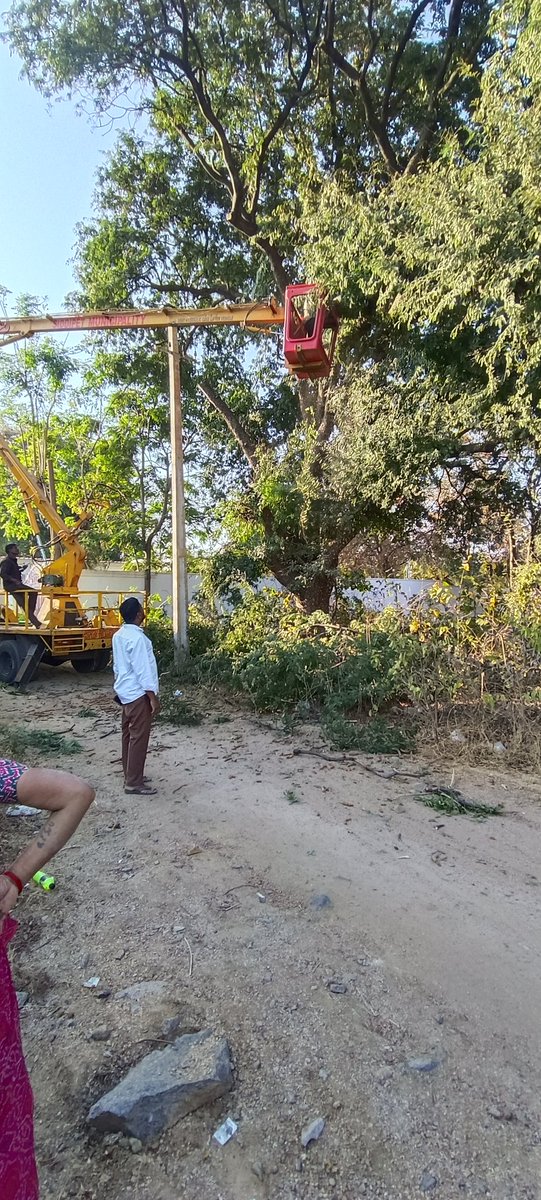 arshadboom4664's tweet photo. Today 04-03-2026,
29th Ward Councillor 
*Mohammad Abdul Naseer (Arshad)* instructed Municipal authorities to cut the Branches of trees ,Which are lying On New Electricity line In 29th ward premises. https://t.co/27VON0wwLO