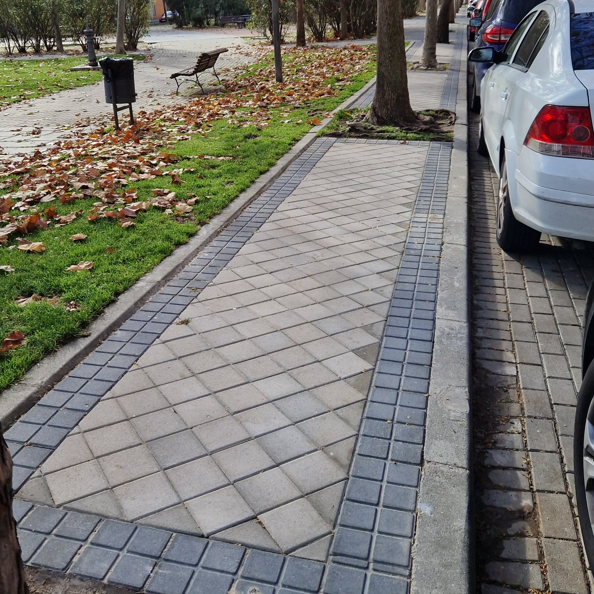 jcarmonti's tweet photo. @JuntosLegaNorte @ppleganes @UnionporLeganes Conviene recordar que en otros barrios de #Leganés han embaldosado avenidas enteras.

Todo por mantener el relato político. https://t.co/CrPXos5MEa