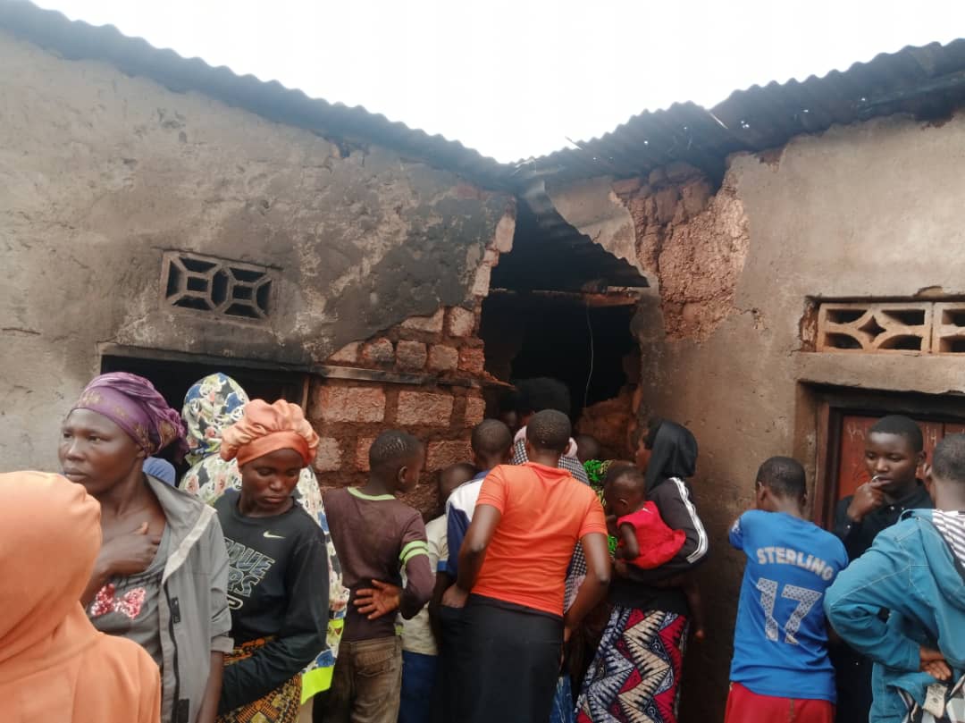 MagazineJimbere's tweet image. 🔥 Un véhicule de type Probox, a pris feu dans le quartier #Mukoni, en commune #Muyinga, ce 4 février 2026. Les flammes se sont rapidement propagées, touchant plusieurs habitations environnantes

🚒 Grâce à l’intervention rapide de la police, l’incendie a pu être maîtrisé à