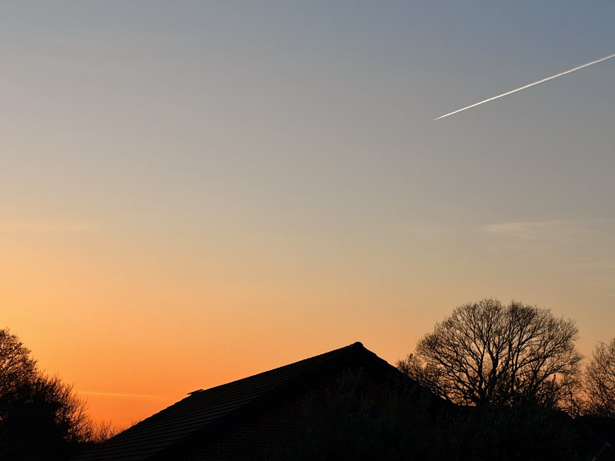 liam_lovell's tweet image. Another stunning #sunset after a cracking spring day. High of 16.2°c in Carlisle making it the warmest day of 2026 so far 🌅☀️#loveukweather #cumbria