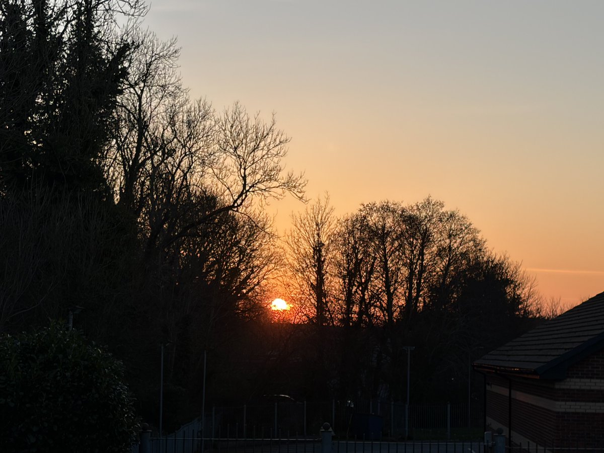 liam_lovell's tweet image. Another stunning #sunset after a cracking spring day. High of 16.2°c in Carlisle making it the warmest day of 2026 so far 🌅☀️#loveukweather #cumbria