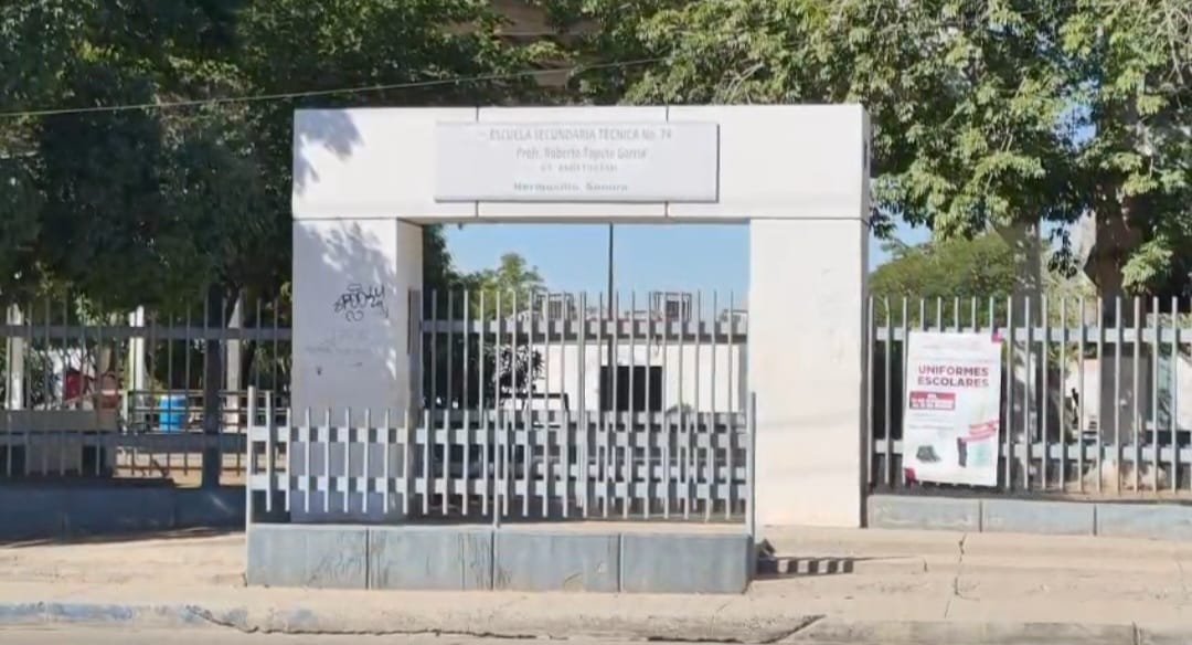 elalbertomedina's tweet photo. 🚨 ¡¡OTRA VEZ!! Una nueva falsa amenaza en una escuela de #Hermosillo.

Ahora "bromearon" con estallar una BOMBA si no suspendían los exámenes...

Sucedió la tarde del martes 3 de febrero en la Secundaria Técnica 74 "Profr. Roberto Topete García" en la colonia Puerta Real.

Elementos de diversas corporaciones de seguridad arribaron al sitio y encontraron el mensaje escrito en el baño.

Tras lo ocurrido, padres de familia y el personal docente implementaron una "operación mochila" con todos los alumnos, sin encontrar algo fuera de lo normal.

Esta es la segunda ocasión en que un mensaje amenazante provoca alarma en un plantel escolar. Primero, el 11 de febrero, en el Liceo San Agustín, y después, el 19, en Colegio Larrea.

📸 Martín Vallejo/Ilustrativa