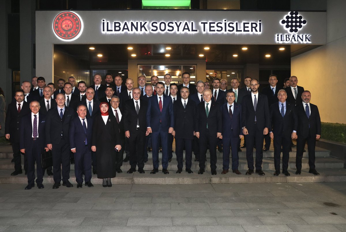 murat_kurum's tweet photo. Bakanlığımızın ve İller Bankamızın değerli yöneticileri ile iftar soframızın bereketini paylaştık.

Her bir yol arkadaşımızla omuz omuza üreterek, ülkemize ve milletimize nice eserler kazandırmaya devam edeceğiz.

Birlikteliğimiz daim, dualarımız kabul olsun. https://t.co/y25pZl5SeK
