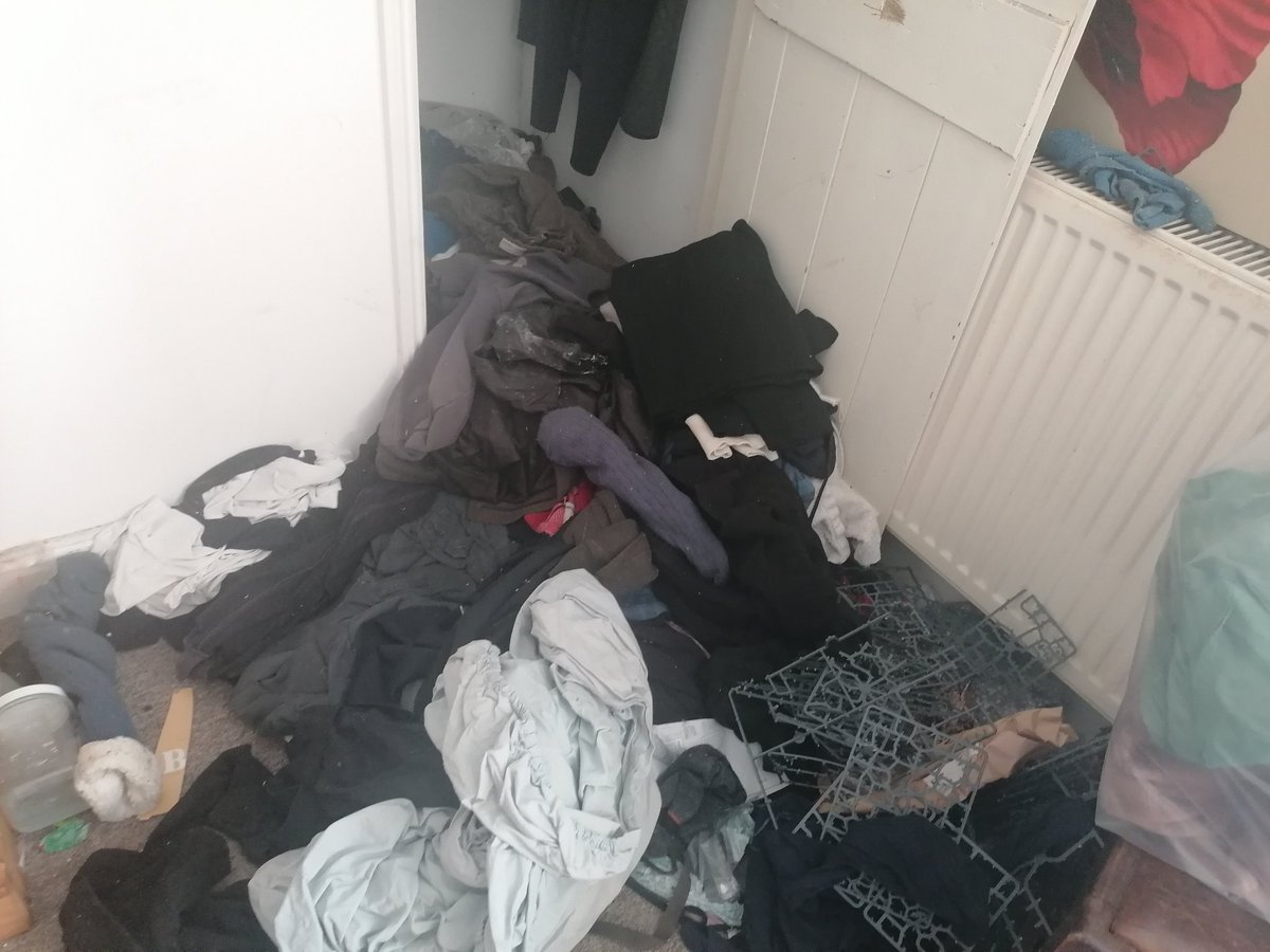 Wasn't going to post pics to show just how bad the mission was today. In the chaos of handling thousands of items of rubbish /sentimental/valuable/clothing.. In the midst of it I found this a gold necklace and ingot! Lighter for comparison. Found it in rubbish luckily for boy
👊