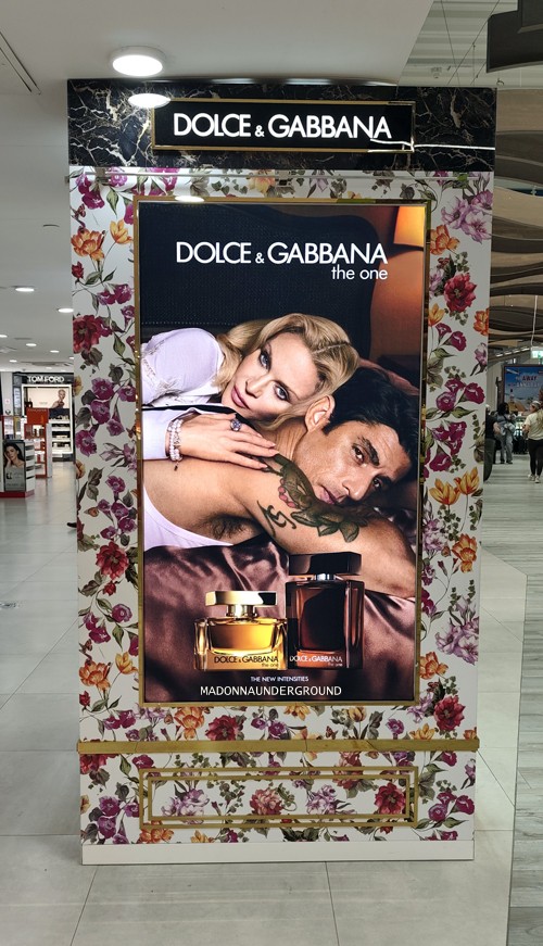 MadonnaUndergr's tweet image. Madonna for The One by Dolce &amp;amp; Gabbana spotted at Penha Duty Free in Curaçao. The campaign featuring Madonna is currently on display alongside the fragrance collection.

#Madonna #DolceGabbana #TheOne #MadonnaFans #QueenOfPop #MadonnaForever #Curacao