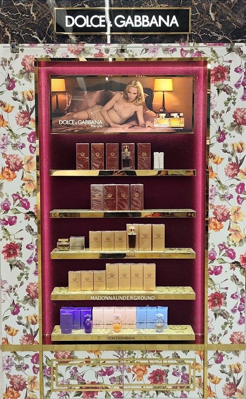 MadonnaUndergr's tweet image. Madonna for The One by Dolce &amp;amp; Gabbana spotted at Penha Duty Free in Curaçao. The campaign featuring Madonna is currently on display alongside the fragrance collection.

#Madonna #DolceGabbana #TheOne #MadonnaFans #QueenOfPop #MadonnaForever #Curacao