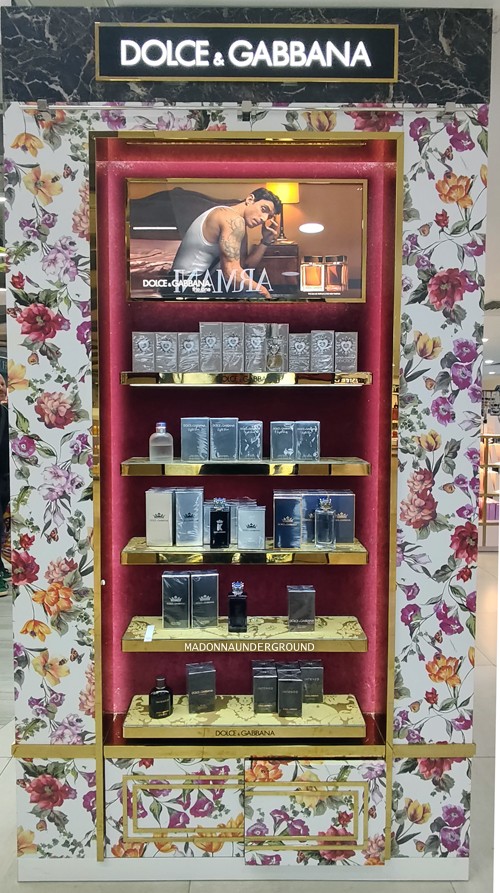 MadonnaUndergr's tweet image. Madonna for The One by Dolce &amp;amp; Gabbana spotted at Penha Duty Free in Curaçao. The campaign featuring Madonna is currently on display alongside the fragrance collection.

#Madonna #DolceGabbana #TheOne #MadonnaFans #QueenOfPop #MadonnaForever #Curacao