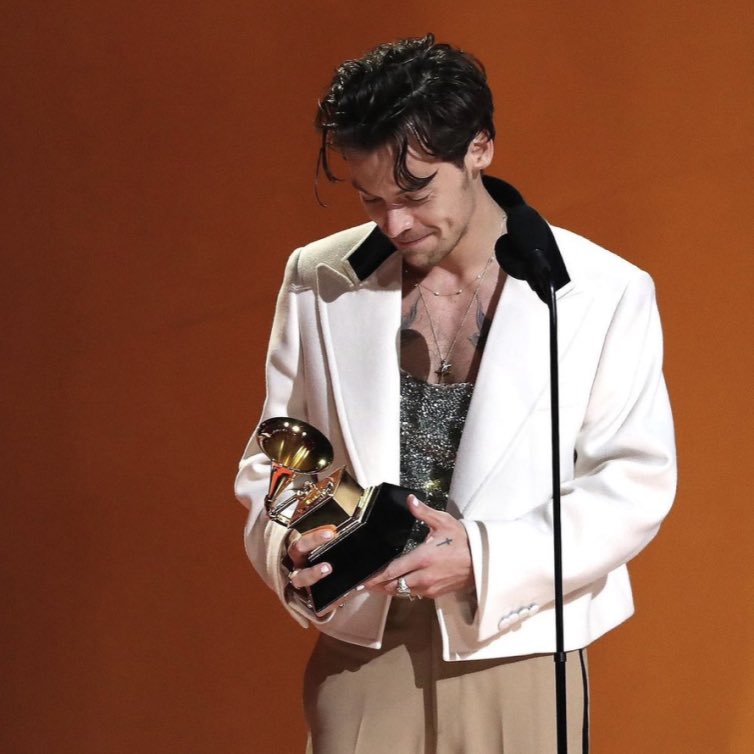 axlsugar's tweet photo. remember when harry styles won an emmy and his grandma handed it to him? yeah https://t.co/ETFrl4xQpQ