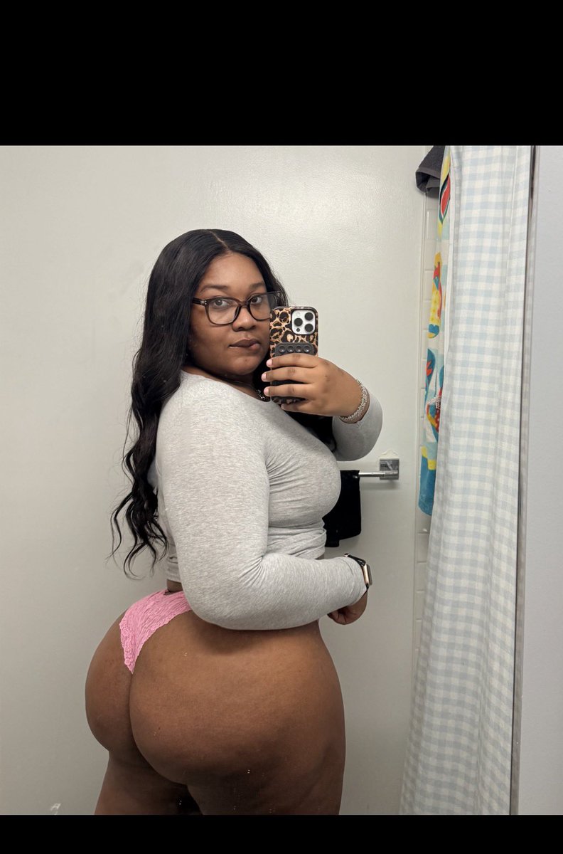 ItsRiymaa's tweet photo. Who thinks they can handle this ass? https://t.co/4cVyVAVsFO