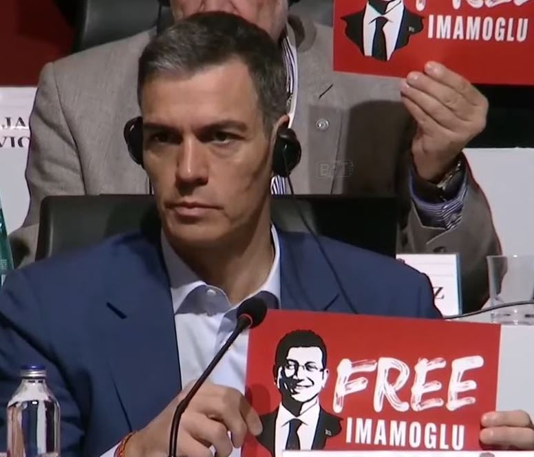 mustafabitmis's tweet photo. @_Vizz_es 1. Sánchez reaccionó al injusto encarcelamiento de un candidato presidencial en Turquía. 
2. España se opuso a Trump, lo que agradó mucho a los turcos. 
3. Anoche, usuarios turcos y españoles empezaron a crear varios memes y a divertirse mucho. 
Estos son los resultados. https://t.co/6EZ30RsBRw